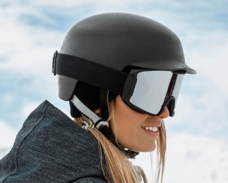 mujer en la estacion de la molina esquiando