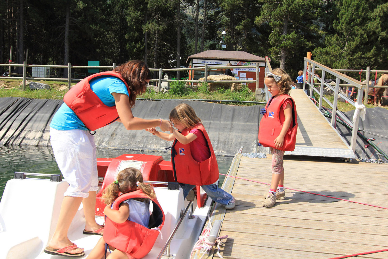 big-03-activitats-barques-patinets-2barquespatinsllac3 (1)